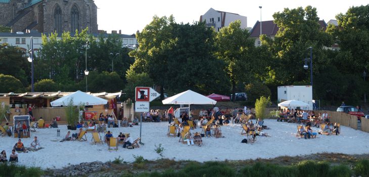 Strandbar an der Elbe